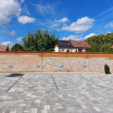 Linden Apartman 104 - Adults Only Mosonmagyaróvár Buitenkant foto