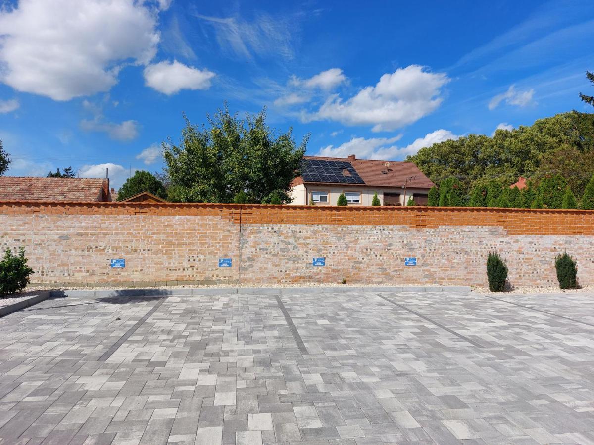 Linden Apartman 104 - Adults Only Mosonmagyaróvár Buitenkant foto
